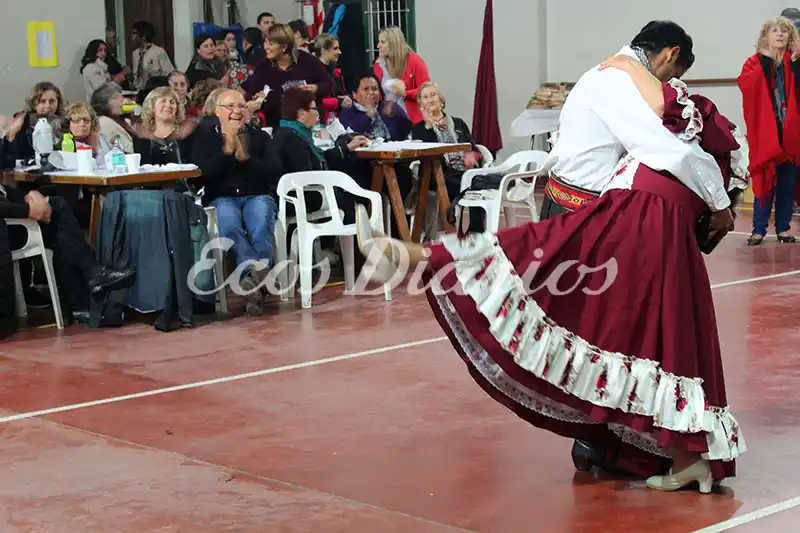 Músicos y agrupaciones folclóricas animaron una peña a beneficio