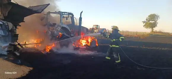 Un tractor y una embolsadora quedaron destruidos por un incendio en zona rural
