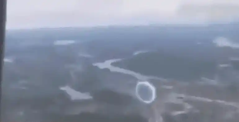 ¿OVNI o portal a otra dimensión? Filman un misterioso anillo luminoso desde un avión