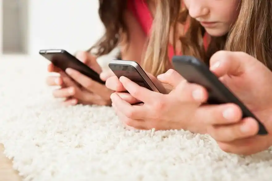 Expertos alertan por los contenidos sobre salud mental que TikTok le ofrece a los chicos