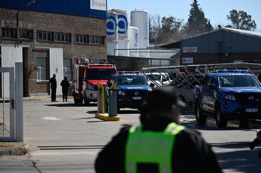 Tragedia en Rosario: murió el piloto de una avioneta tras estrellarse contra una planta industrial