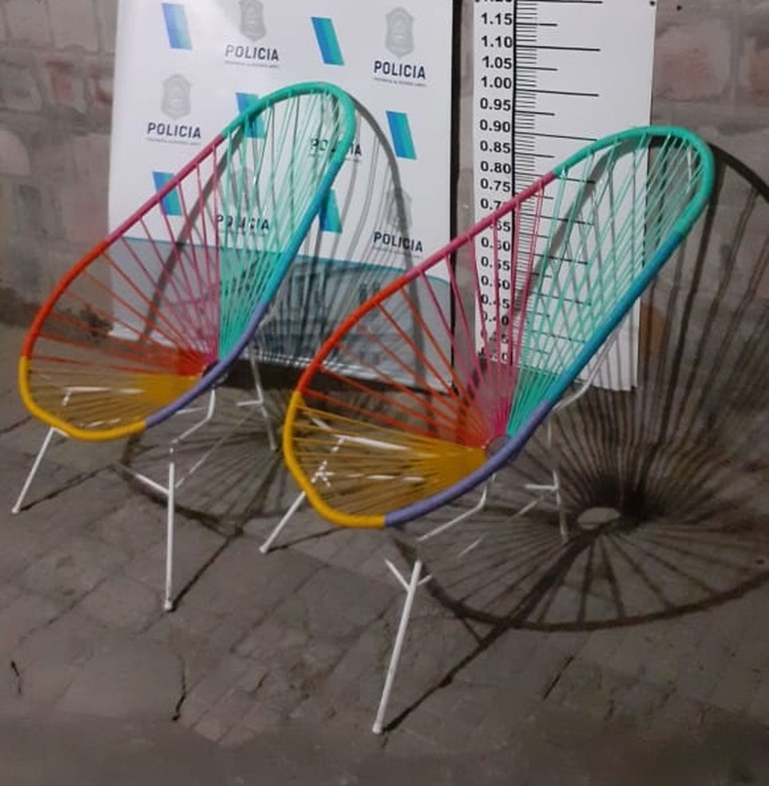 Le robaron dos sillones y aparecieron abandonados en la calle