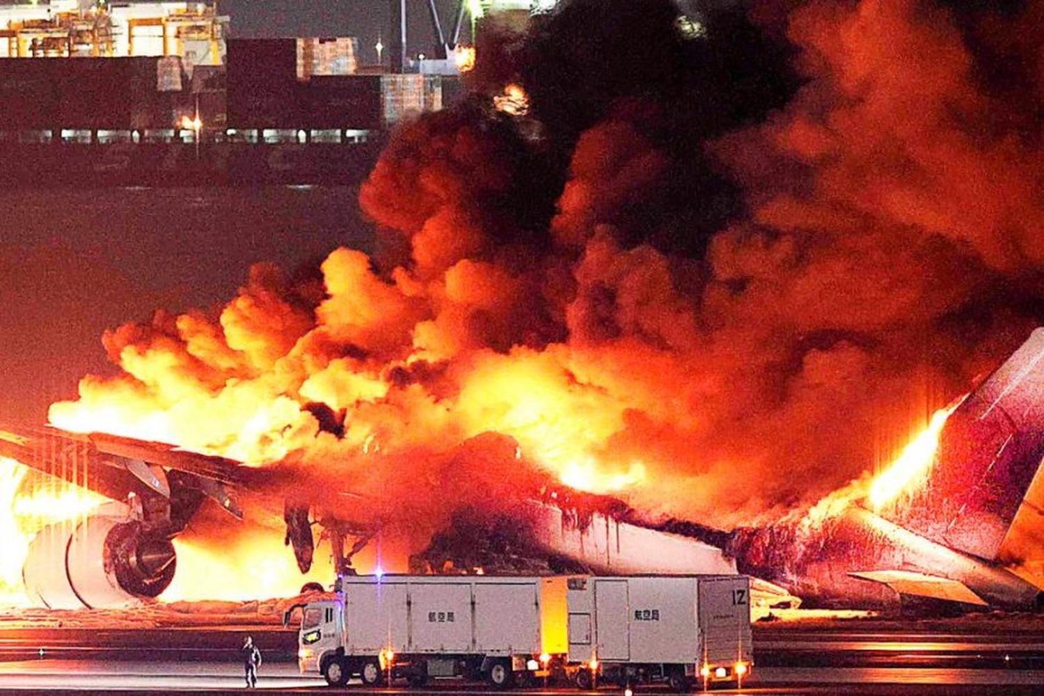 Tragedia en Japón: se incendió un avión con 350 pasajeros cuando intentaba aterrizar en un aeropuerto de Tokio