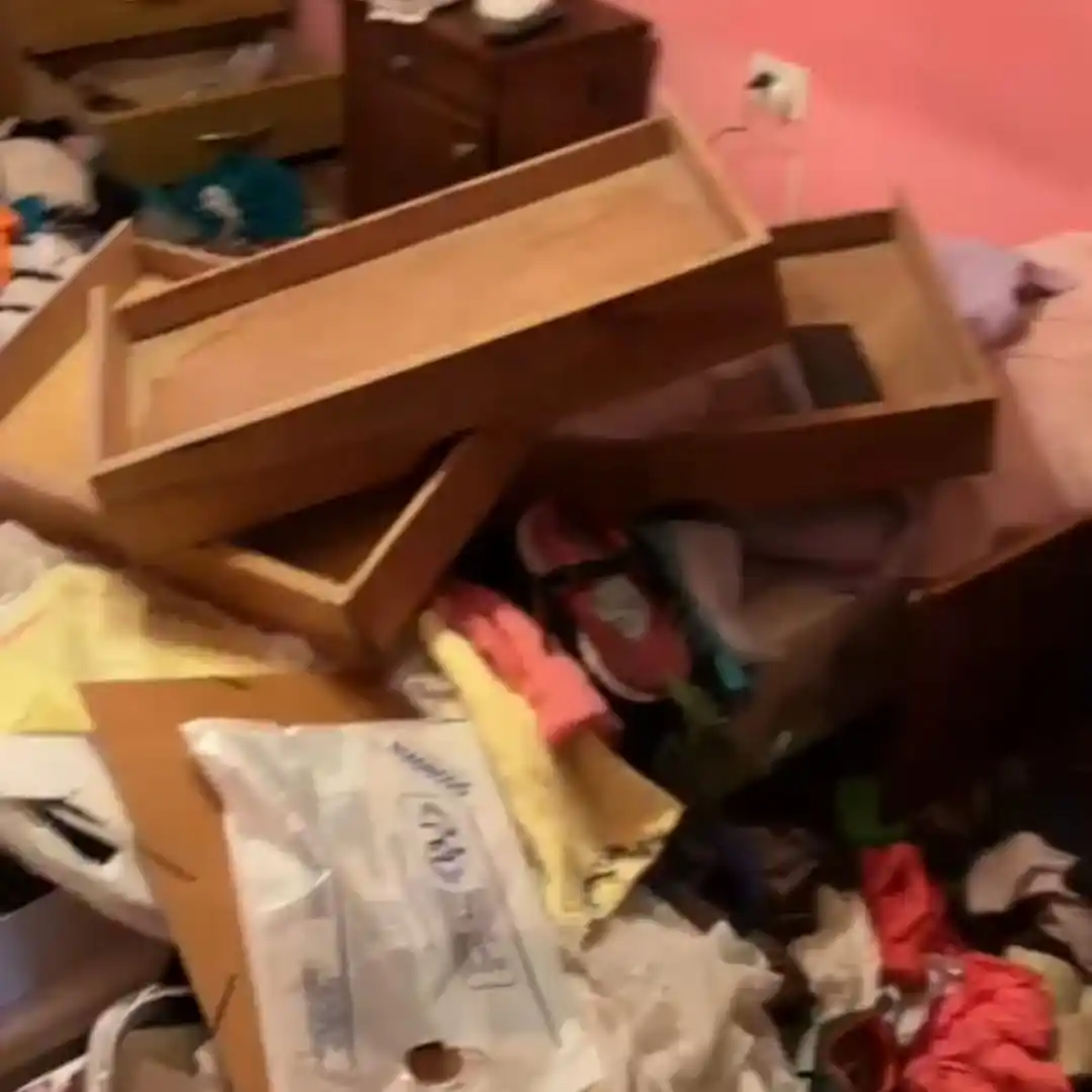 La vivienda quedó toda revuelta y los armarios rotos.