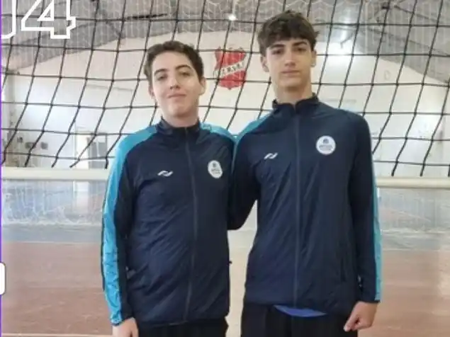 Juani (derecha) es el primer venadense en formar parte de un seleccionado provincial de vóley.