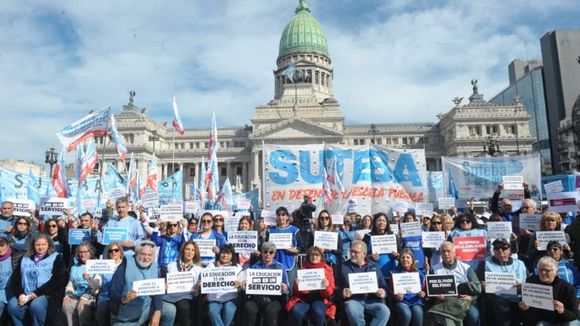 Comenzó el paro docente en todo el país y los gremios se movilizarán al Congreso
