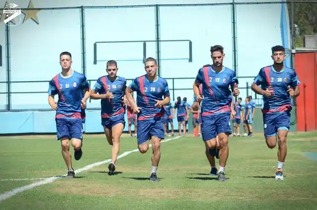 Arsenal suspendió su pretemporada en Mercedes: Fue por la explosión de contagios de Covid en el plantel 