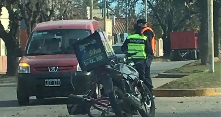 Ciclista y trabajador de delivery chocaron en 3 de Febrero y Naón