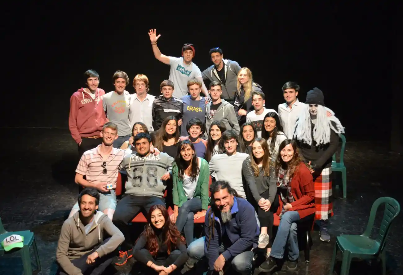 Alumnos de sexto año del Colegio Ayres del Cerro presentaron su muestra de teatro 