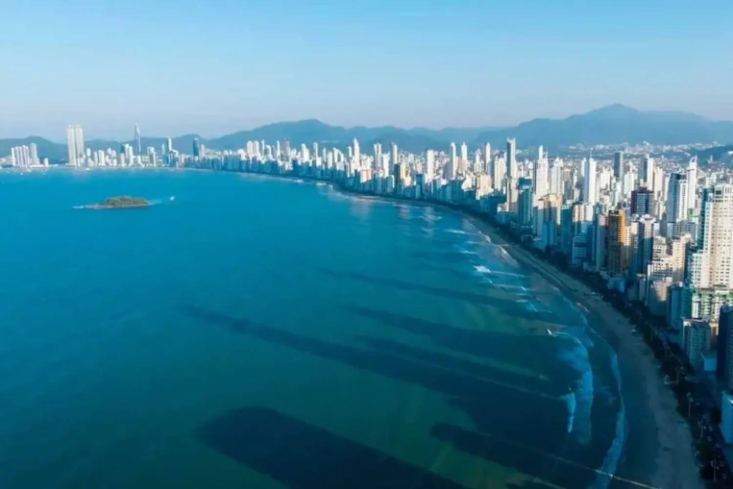 La imponente playa de Camboriú, una de las más elegidas por los argentinos.