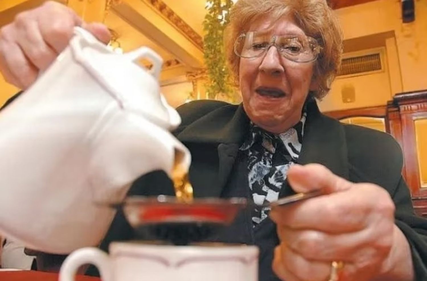 Subastan el juego de té de Yiya Murano para ayudar a un hogar animal de Mar del Plata