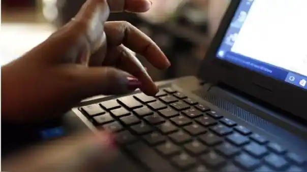 Contactó a una persona por Facebook, alquiló una casa y la estafaron