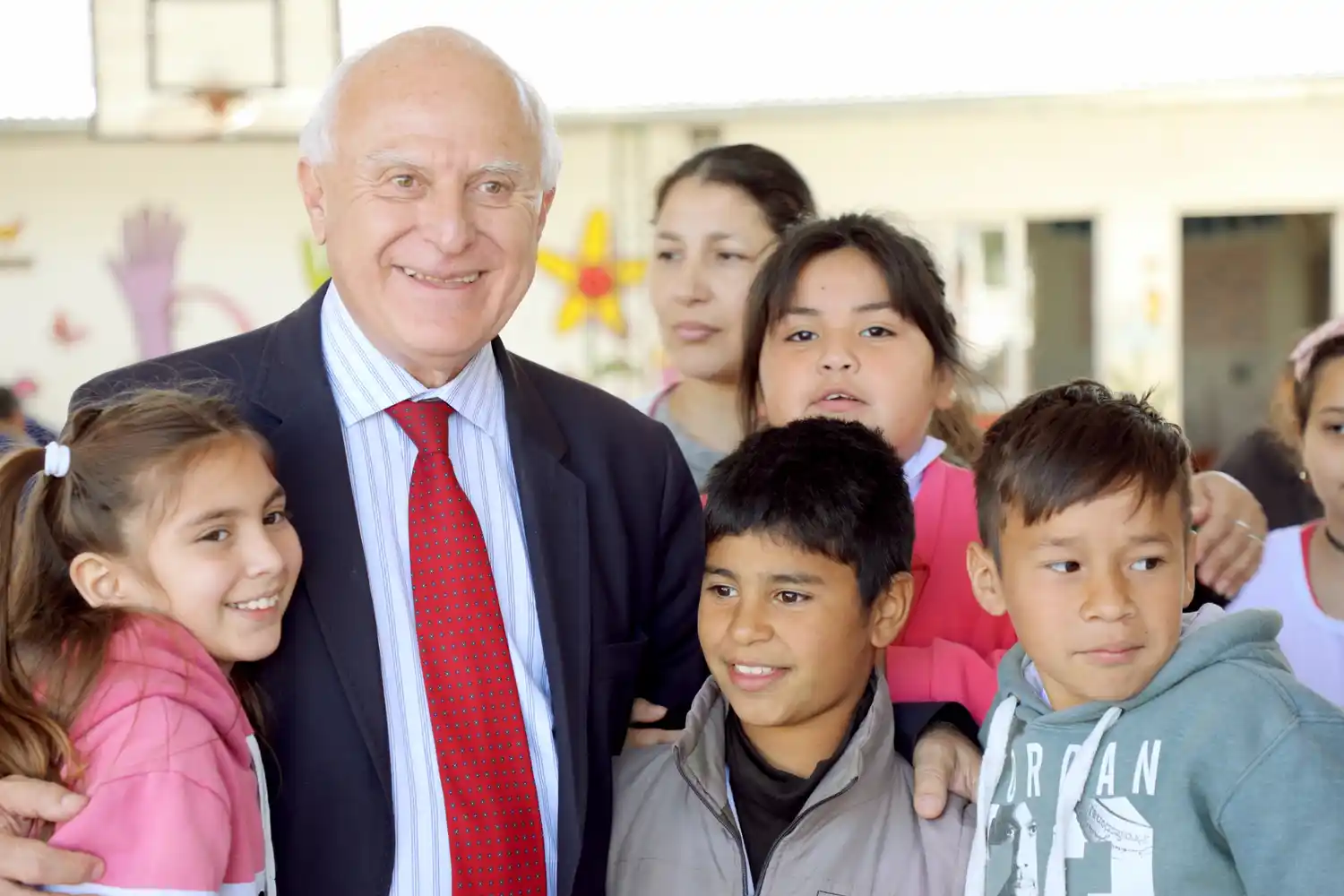 Lifschitz recorrió escuelas en las localidades de Irigoyen, San Fabián y Arocena