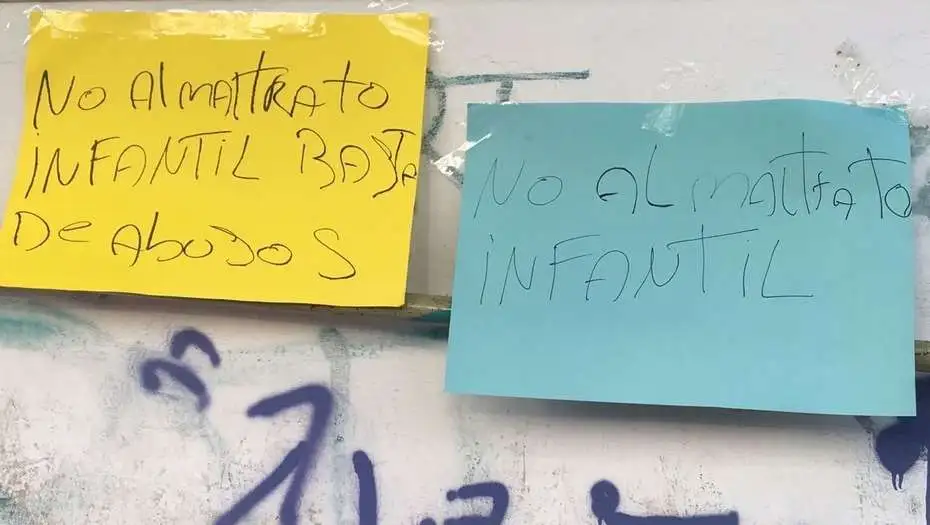 La directora de una escuela amenazó a alumnos con el asta de una bandera