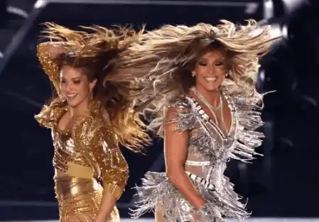 La última actuación memorable de Shakira fue junto a JLo un mes antes de la pandemia en el Super Bowl. Foto AFP