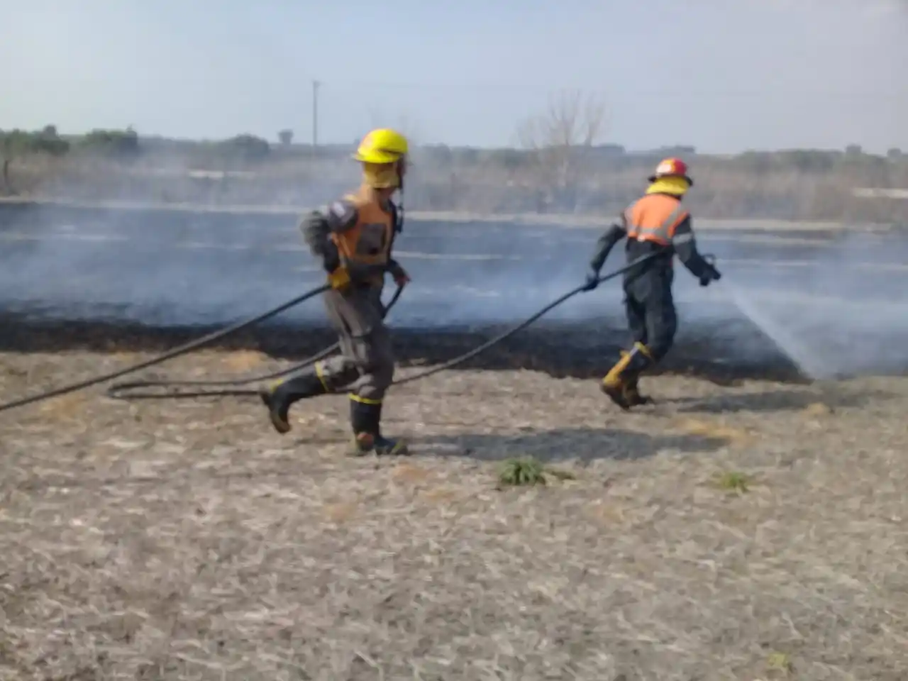 Bomberos sofocó un incendio a la vera de un camino vecinal