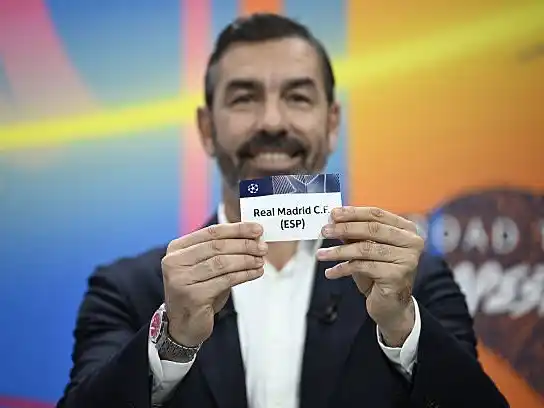 Robert Pires, encargado de sacar las bolillas.