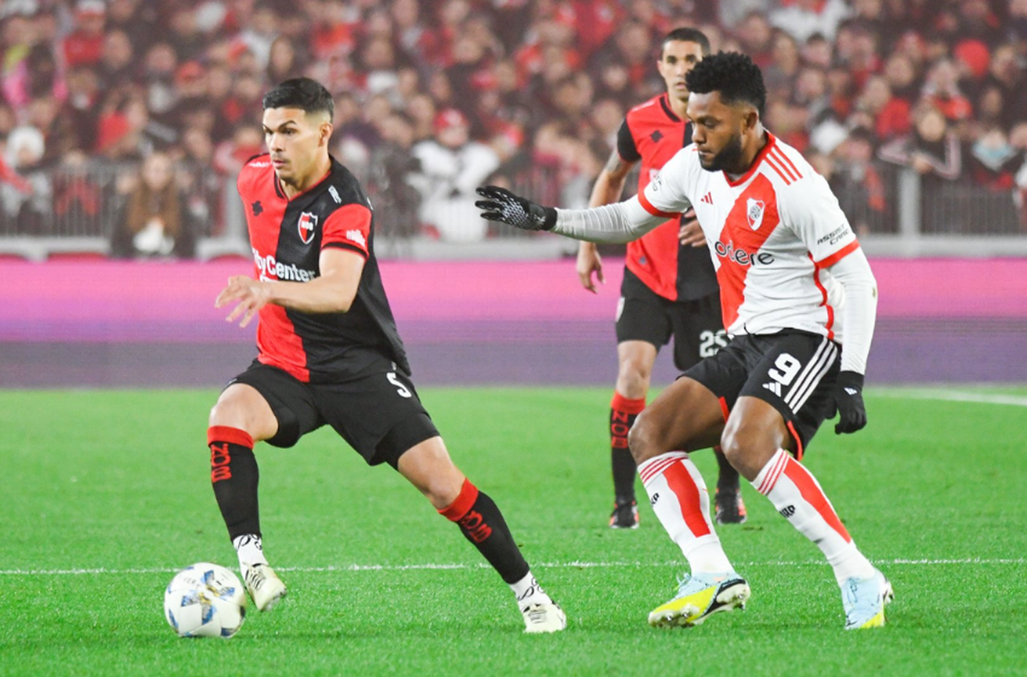 Newell's cambió la actitud pero no pasó del 0-0 frente a River en el Monumental