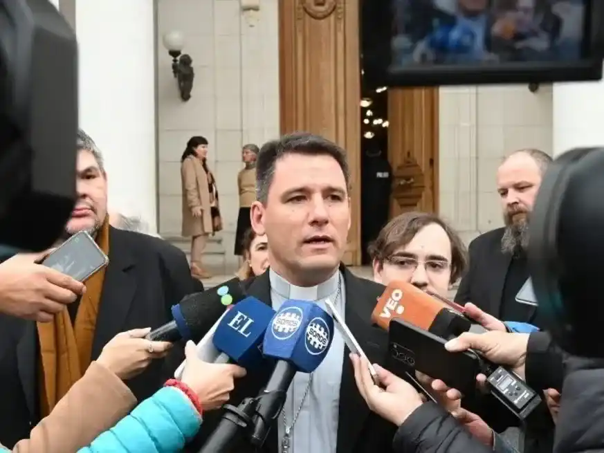 Vecino dialogó con la prensa en la explanada de la Legislatura. Foto: Flavio Raina.