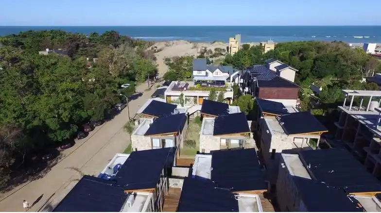 Villa Gesell: Denuncian a empresarios por ocupación de cabañas para su explotación turística