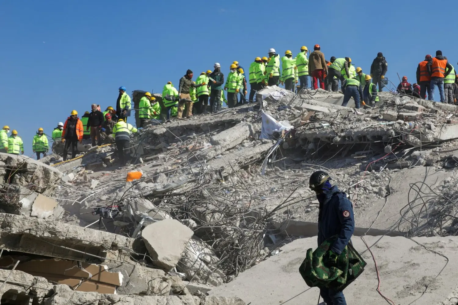 ¡YA SON 25 MIL MUERTOS! Reportan desórdenes en Turquía tras TERREMOTO