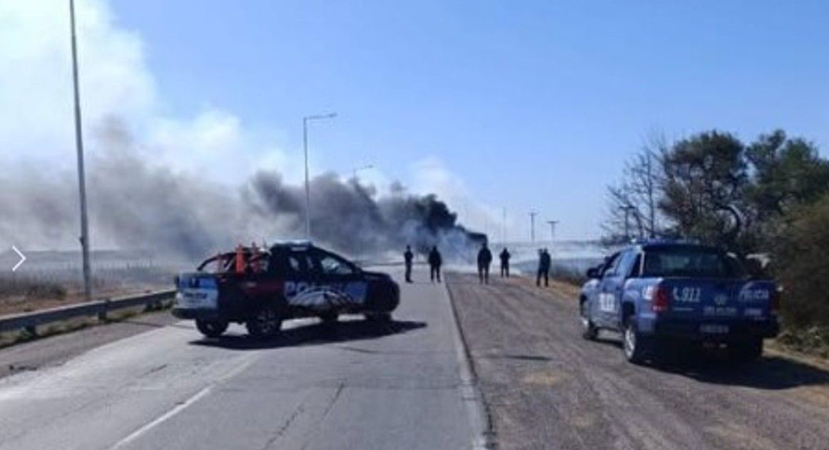 Un camión cerealero se incendió y provocó un corte total en Ruta 10 y Autovía 19