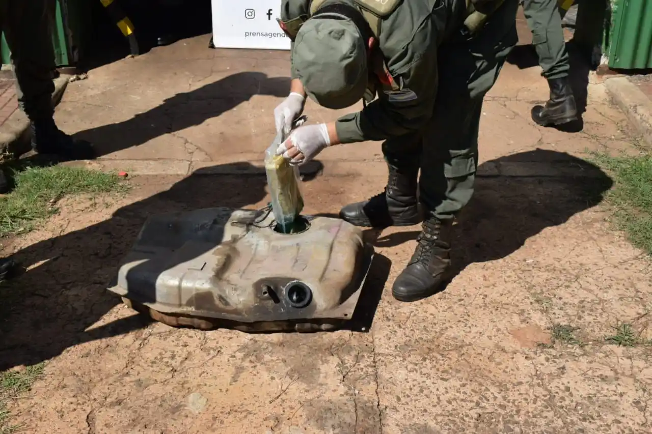 Circulaban con 17 kilos de marihuana ocultos en el tanque de combustible