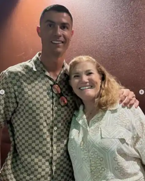 La imagen que subió Cristiano con su madre/ @cristiano