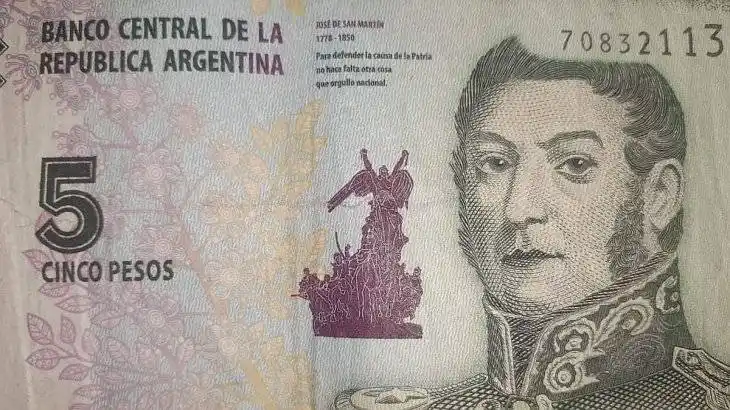 Advierten que sancionarán a los comercios que no reciban billetes de $5