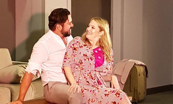 Adrián Delgado vuelve a estar entre dos mujeres