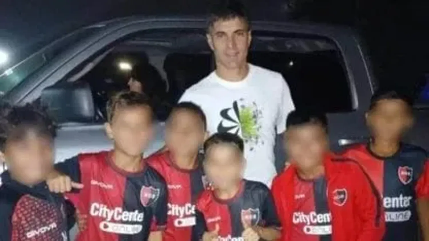 Newell’s sancionó a seis niños por sacarse una foto con un jugador de Central