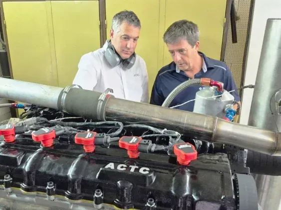 Alejandro Iuliano (izquierda) y Orestito Berta (derecha) frente al prototipo del nuevo motor, ya sin carburador.Foto:ACTC