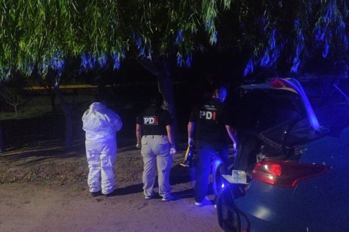 La PDI intervino con la división científica y el cuerpo fue trasladado a la morgue judicial. Crédito: Nahuel Peratitis