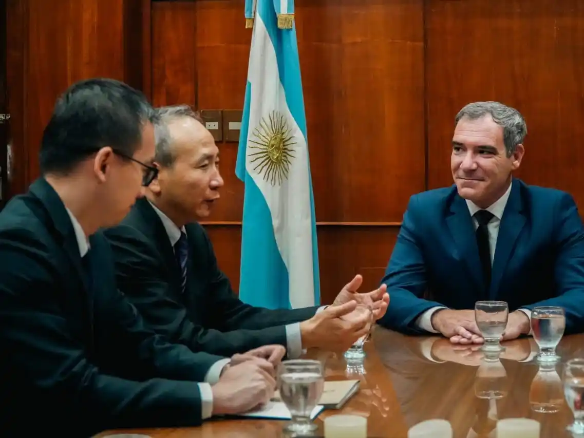 El intendente municipal Agustín Neme mantuvo un encuentro oficial con el embajador de la República Popular China en la Argentina, Wang Wei.