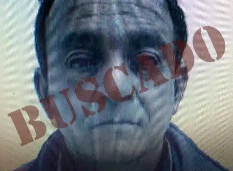 Un hombre de 62 años en buscado por asesinar a un familiar a puñaladas 