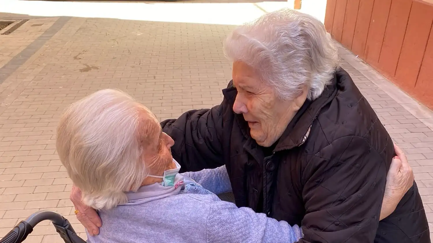 El reencuentro de las dos mujeres