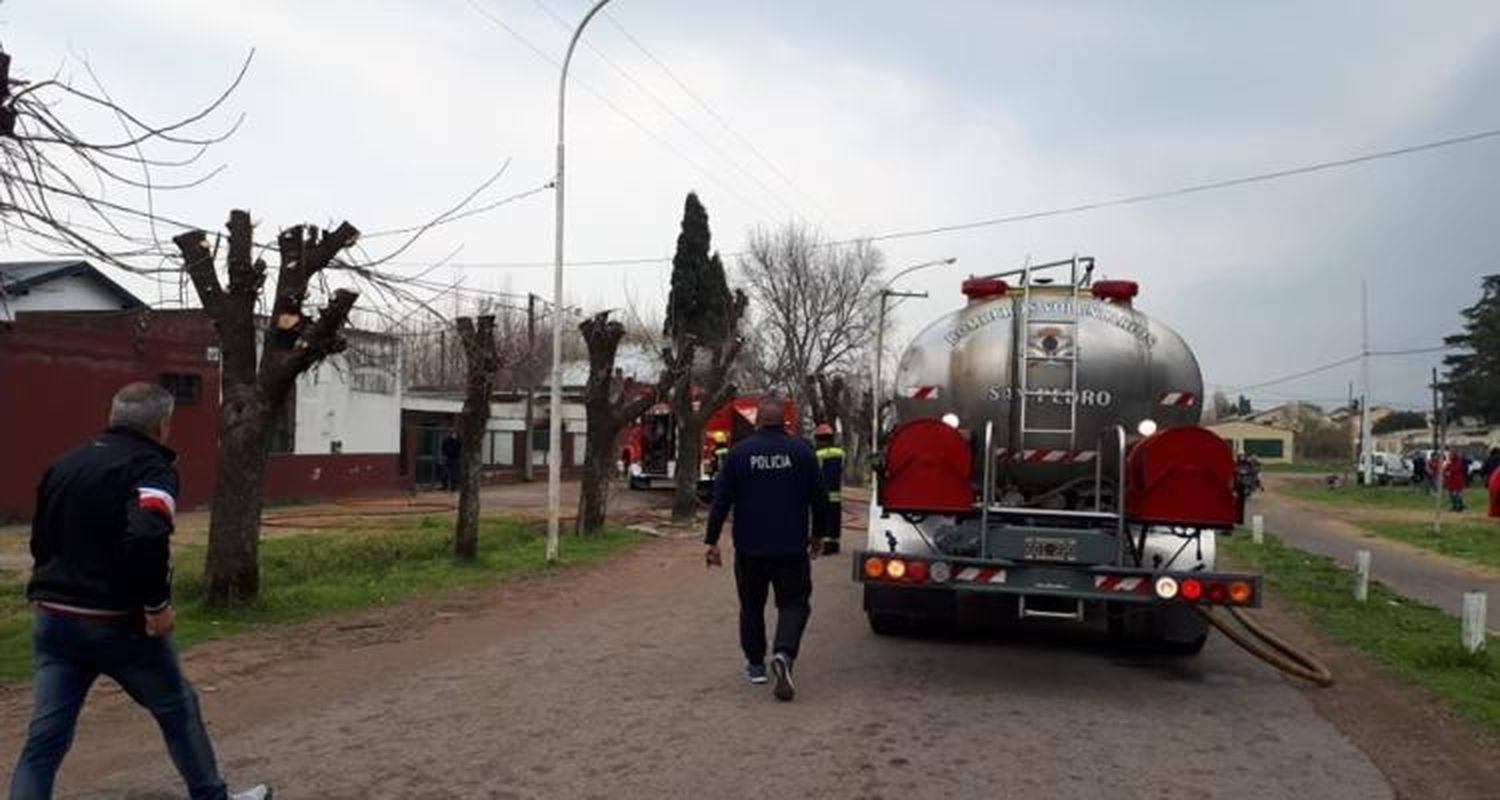 Dos dotaciones de Bomberos trabajan para sofocar un incendio en la Escuela 10