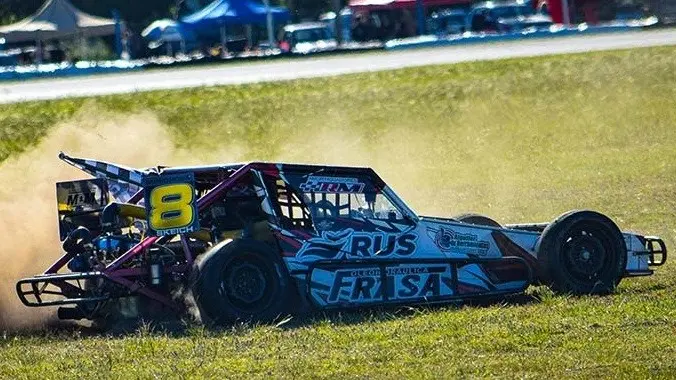 A puro trompo. El festejo de Santiago Skeich, en Minicross del Sudeste