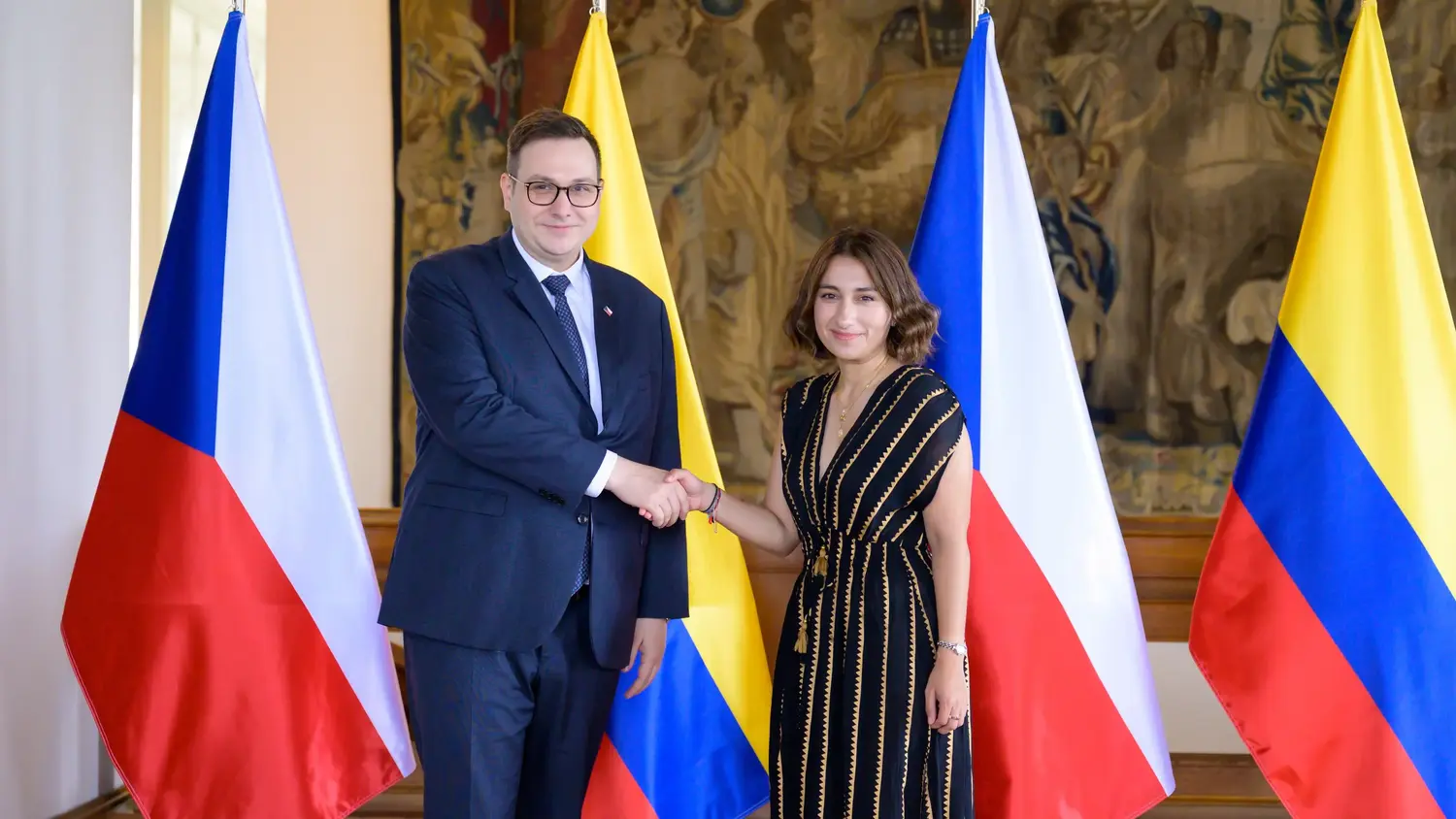 La canciller Laura Sarabia se reunió en Praga con el ministro de Asuntos Exteriores de República Checa, Jan Lipavský, como parte de la inauguración oficial de la Embajada de Colombia en ese país europeo.