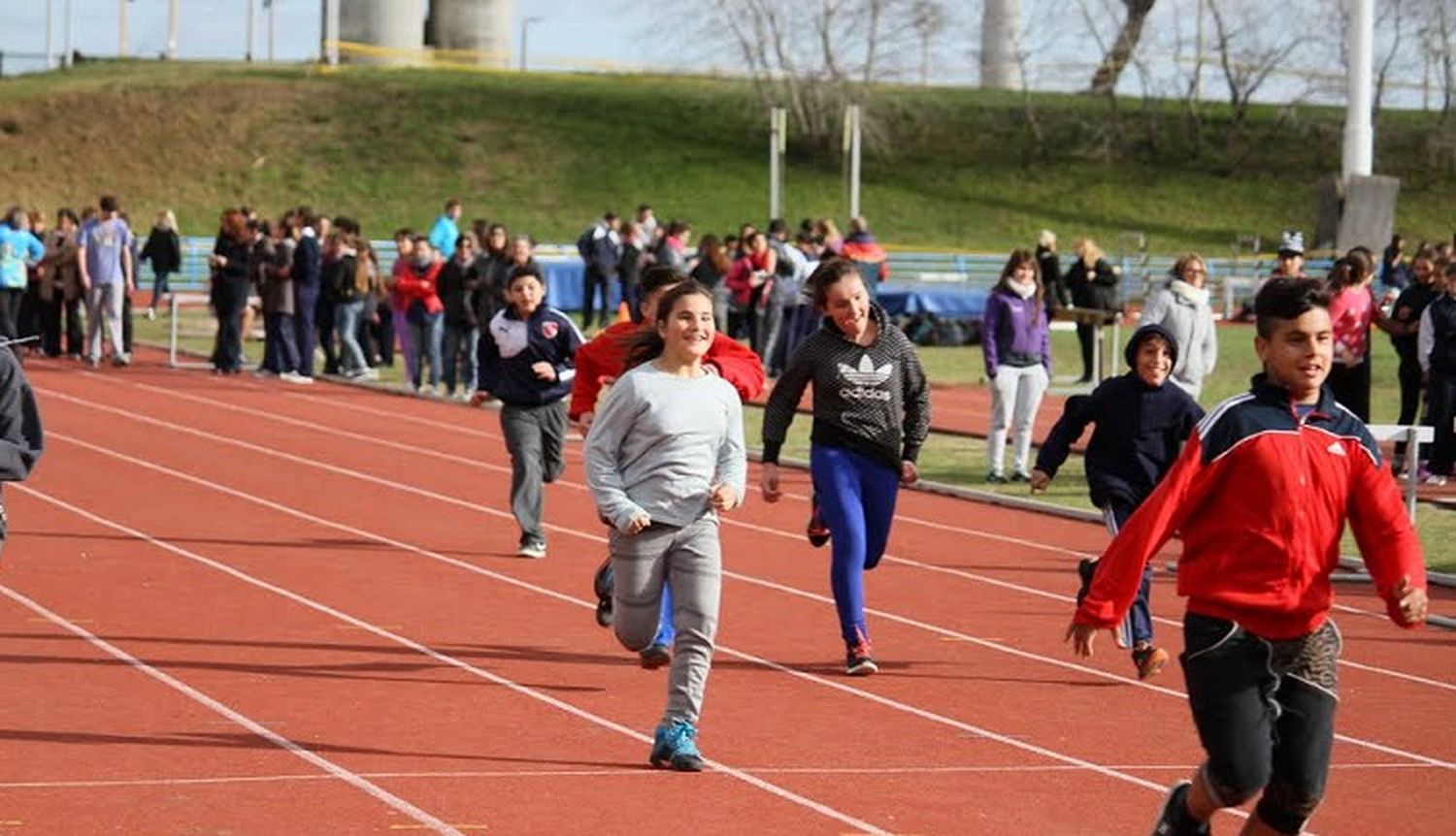 Atractivo desafío para chicos y chicas en la pista de atletismo