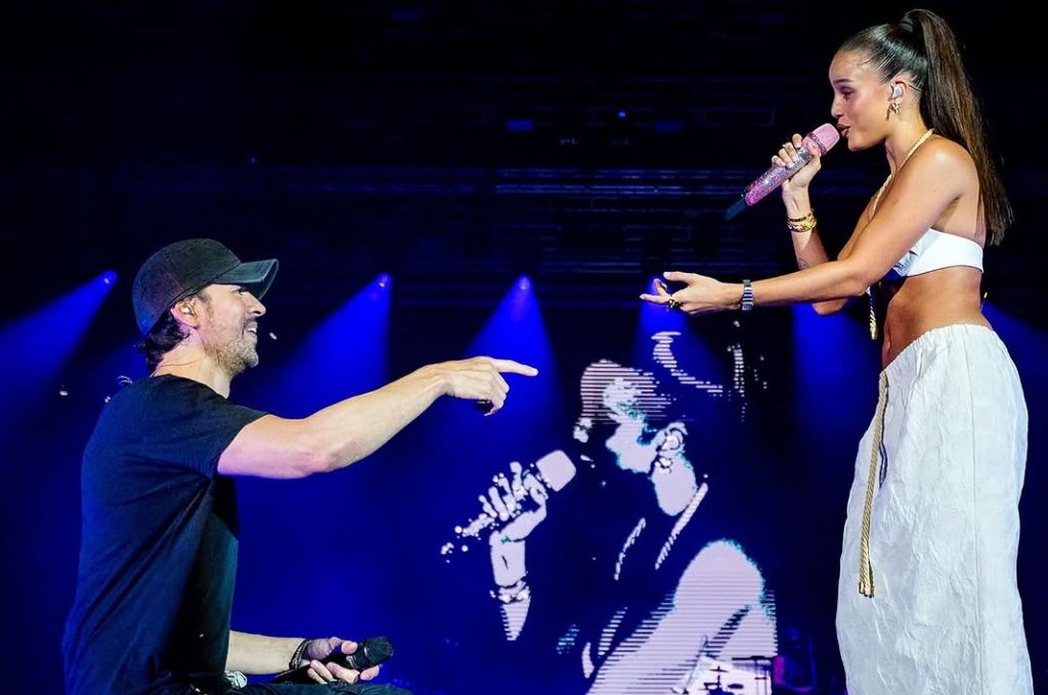 Enrique Iglesias junto a Emilia Mernes
