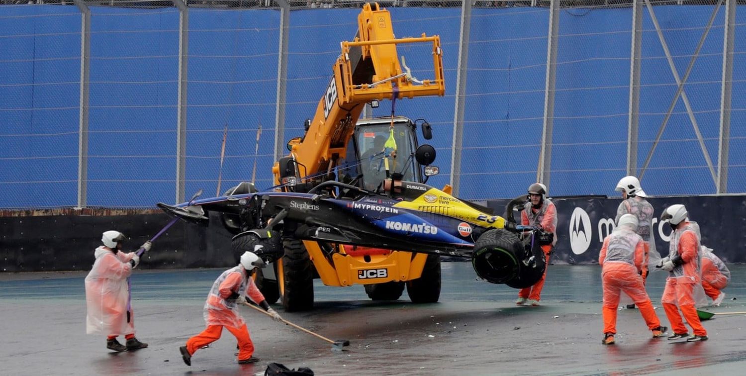 El momento en el que retiran el auto de Alex Albon, compañero de Colapinto. Williams trabaja a contrarreloj para que ambos puedan correr. Crédito: Reuters