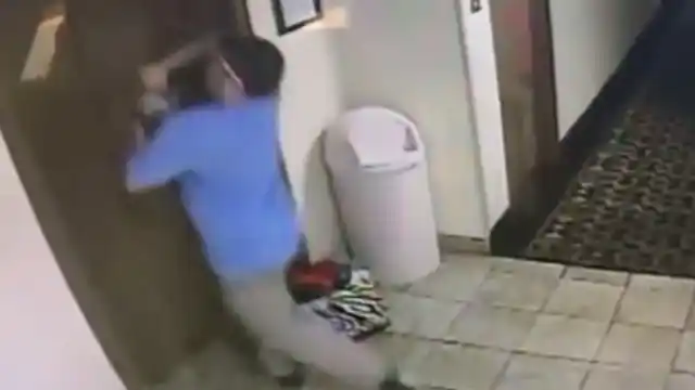 Video: salvó a un perro de morir cortado por la puerta de un ascensor