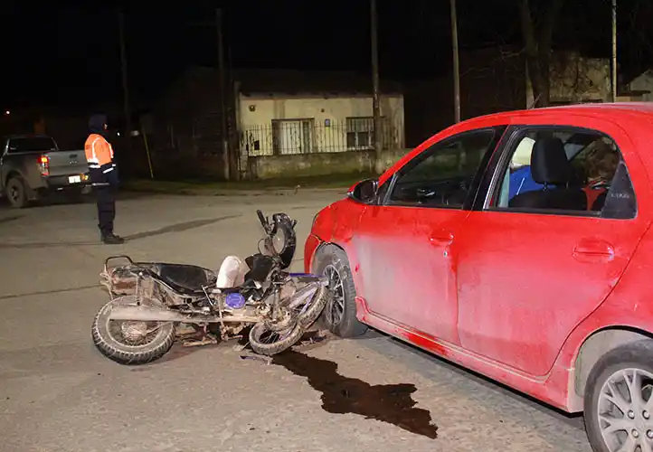 Una joven pareja sufrió heridas al colisionar una moto y un auto