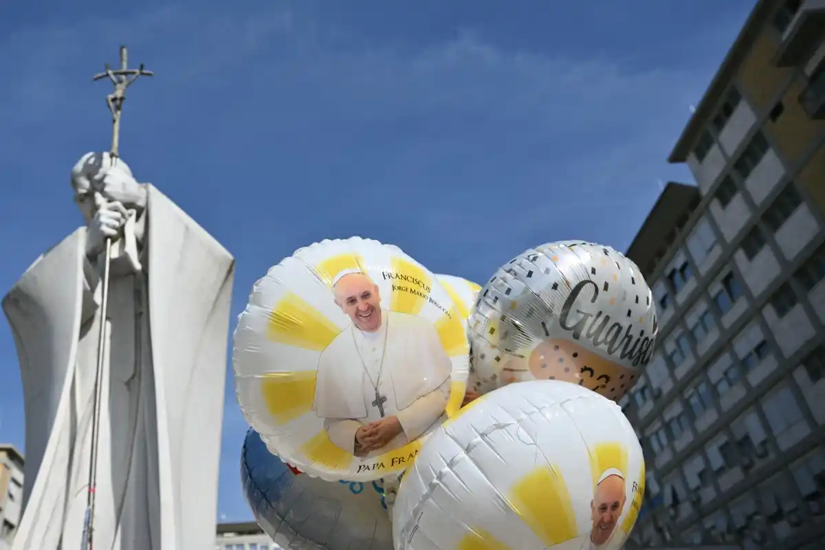 «PASÓ UNA NOCHE TRANQUILA»: El papa Francisco sigue su tratamiento «con confianza» (+Detalles)