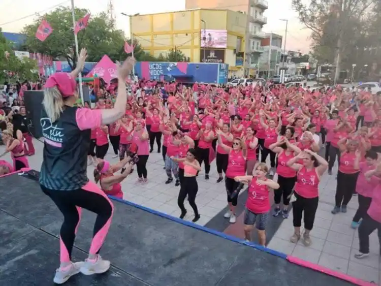 Masiva convocatoria en la plaza San Martín con la "Zumba Rosa"