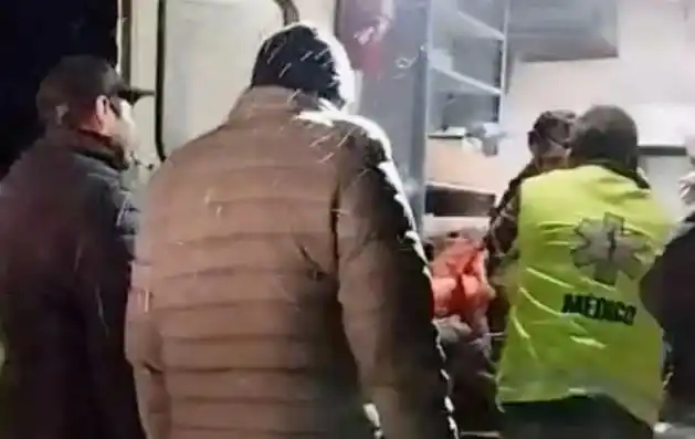 Rescate milagroso: se perdió en la nieve durante horas, sufrió de hipotermia y lo salvaron los perros