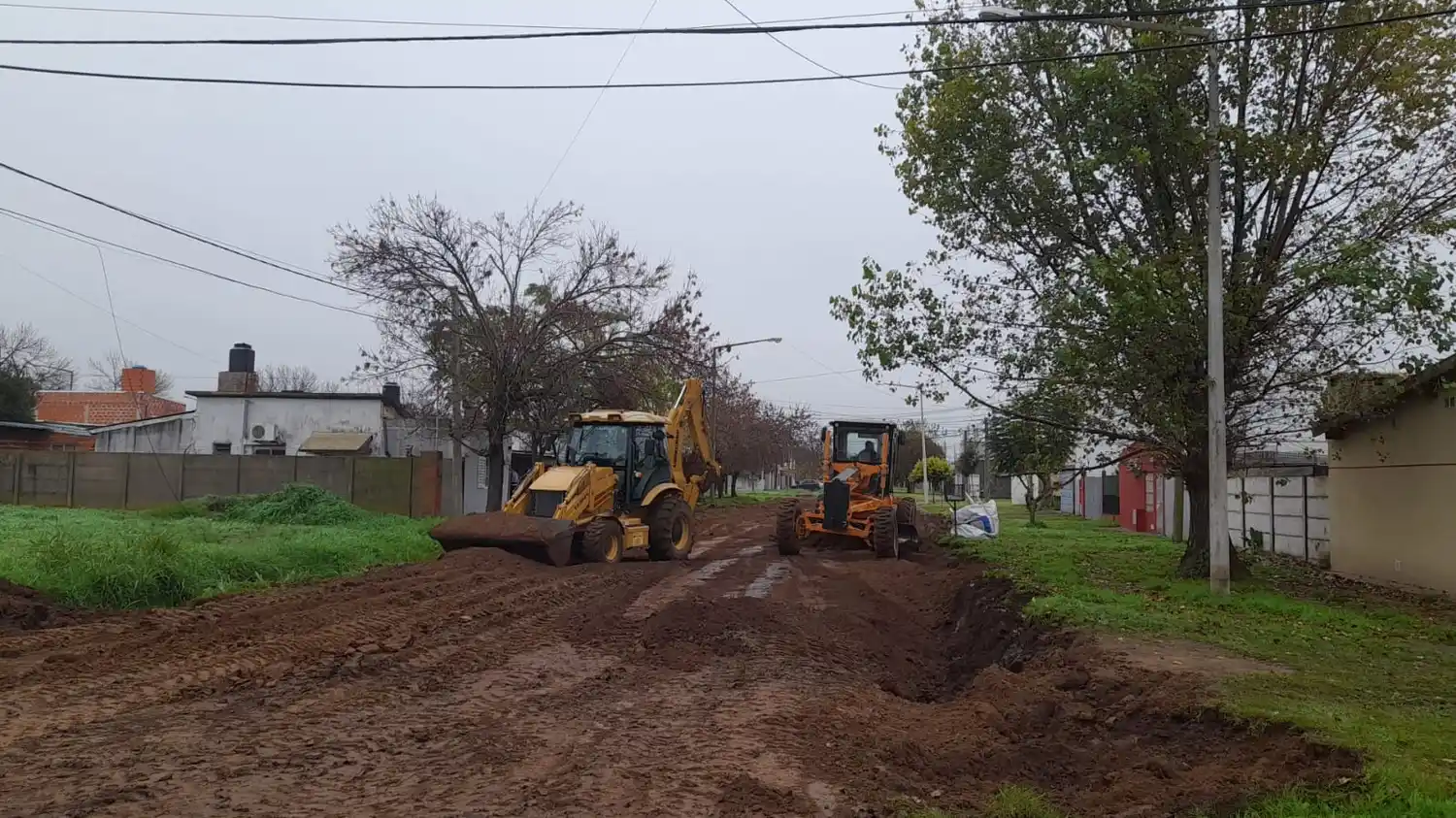 Las máquinas preparando el terreno para poder pavimentar.
