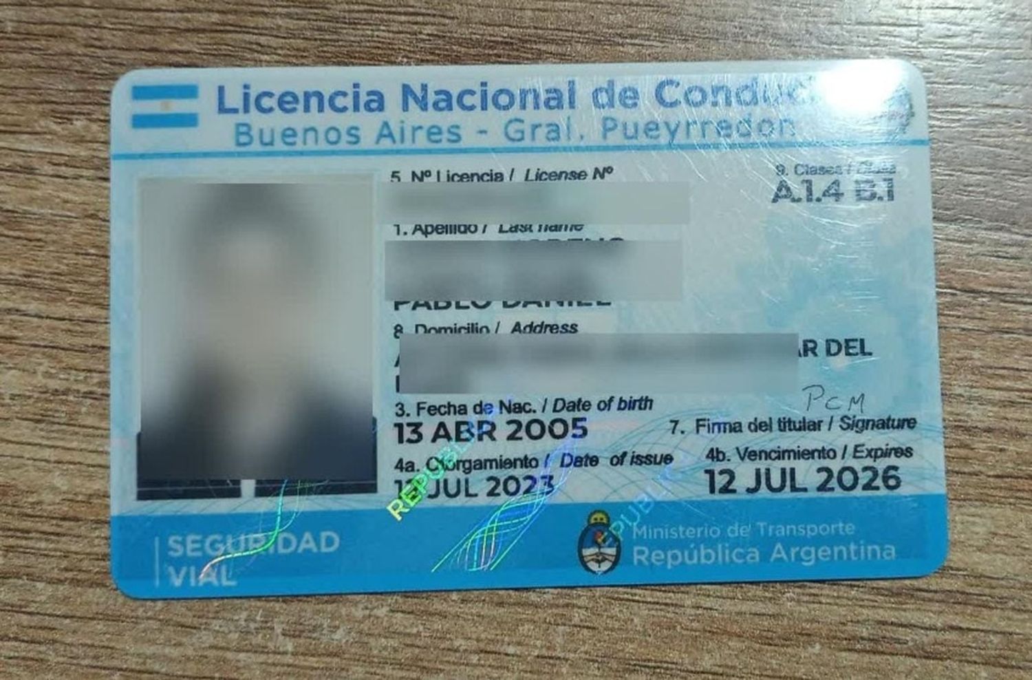 Iba en una moto con una licencia de conducir "trucha"