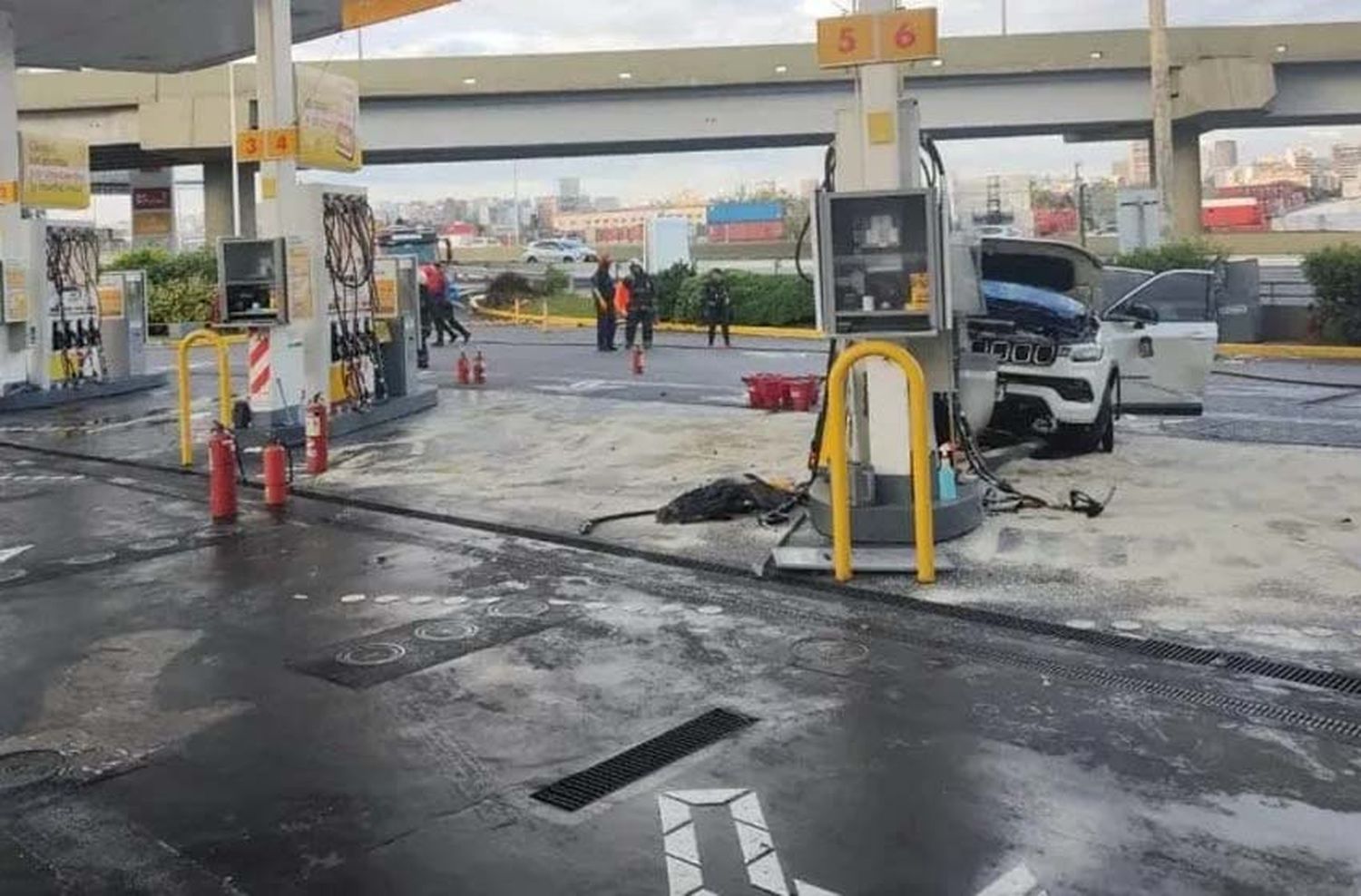 Tras ser campeón, un jugador de Estudiantes chocó alcoholizado en una estación de servicio y una mujer terminó herida